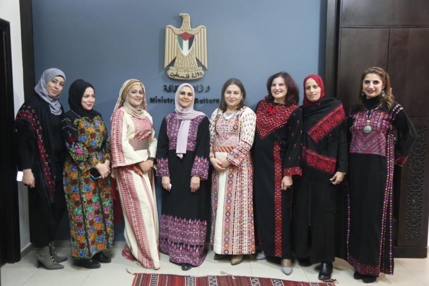 موظفات وزارة الثقافة بالثوب الفلسطيني
