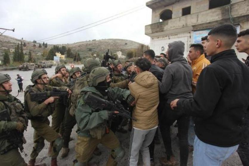 قوات الاحتلال تعتدي على فلسطينيين -أرشيف-