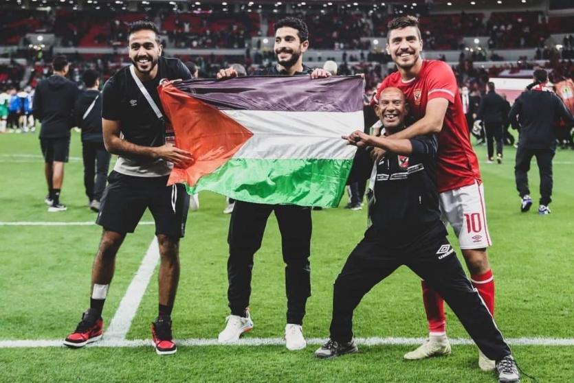 شاهد: نجوم الأهلي يحتفلون بالسوبر الأفريقي بعلم فلسطين