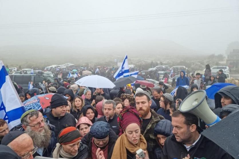 مئات المستوطنين يقتحمون أراضي المواطنين شمال نابلس