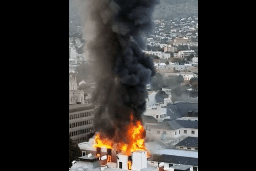 صور: حريق ضخم في مقر برلمان جنوب إفريقيا