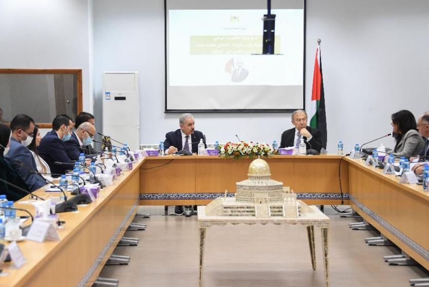  اجتماع رئيس الوزراء مع وزير الاقتصاد الوطني خالد العسيلي وكادر الوزارة