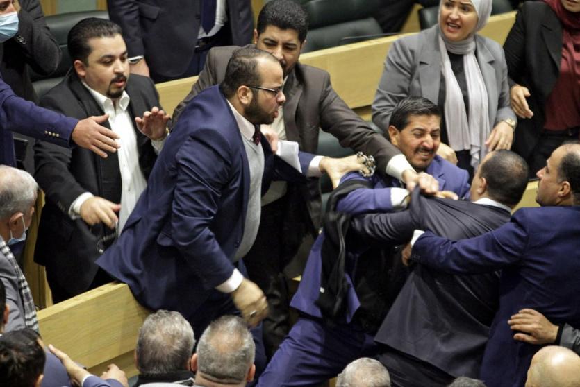 عراك النواب في البرلمان الأردني