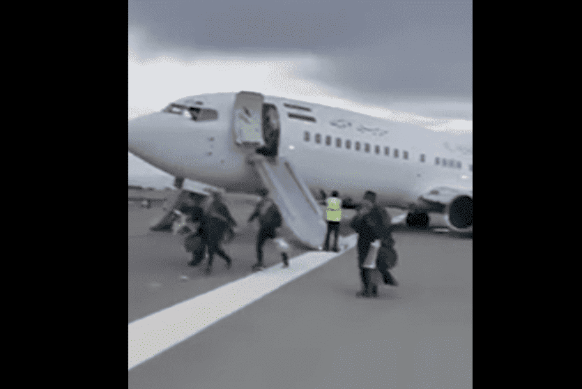 لحظة خروج الركاب من الطائرة