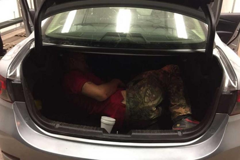 أميركية تضع ابنها في صندوق السيارة لإخضاعه لفحص كوفيد