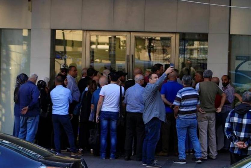 مودع يحتجز رهائن في مصرف لبناني