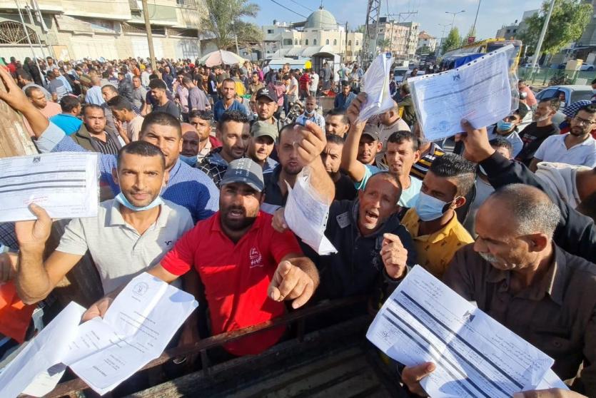 مواطنون يتقدمون بطلبات عمل في اسرائيل - ارشيف