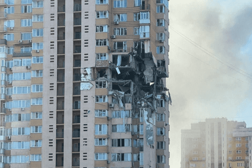 قصف مبنى سكني في أوكرانيا