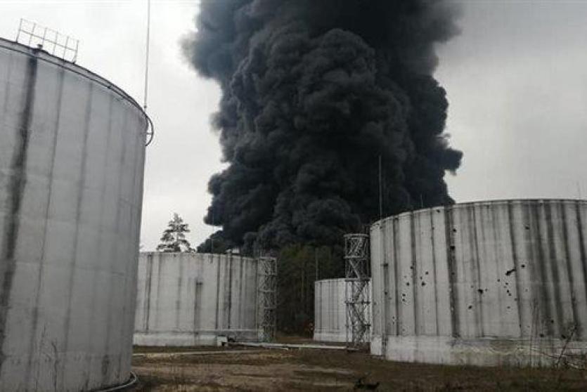 حريق مستودع نفط في تشيرنيهيف بأوكرانيا