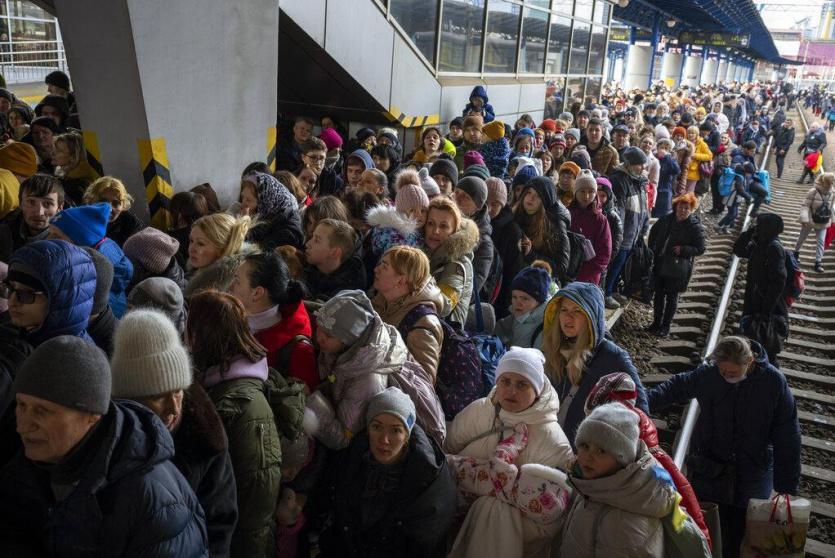 مدنيون يخرجون من مناطق الحرب في أوكرانيا