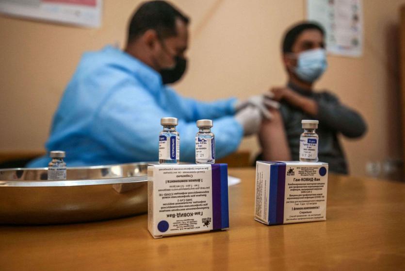 مواطن فلسطيني يتلقى اللقاح المضاد لفيروس كورونا