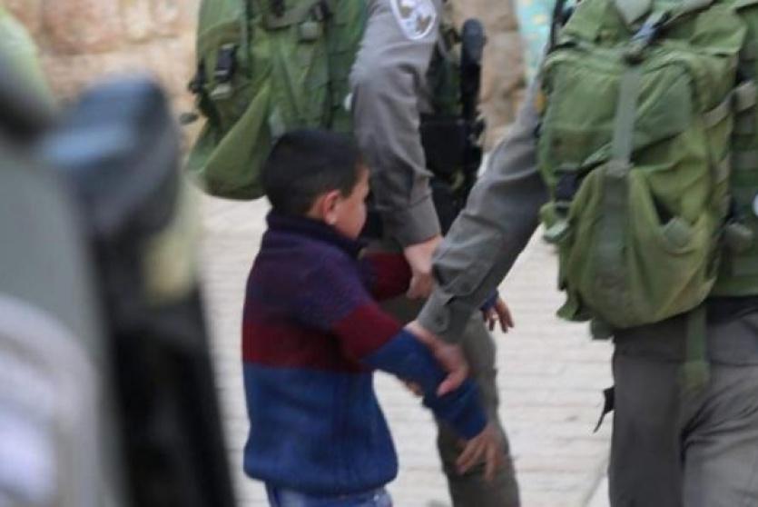 الاحتلال يعتقل طفلا - صورة ارشيفية