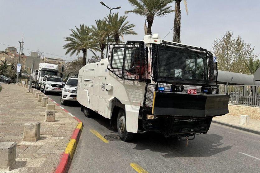 شاحنات ضخ مياه بالقرب من باب العامود