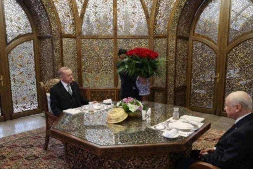 سر 99 وردة حمراء أهديت لأردوغان على مائدة الإفطار