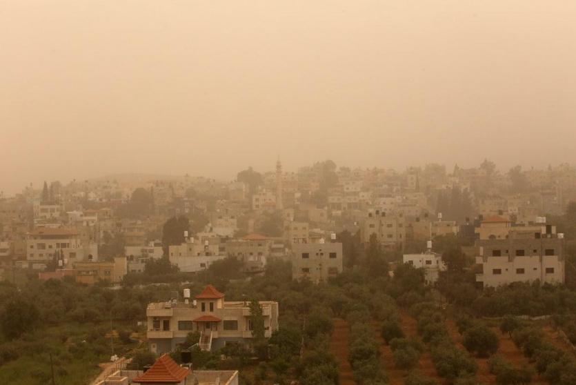 عاصفة رملية ضربت فلسطين اليوم وتستمر حتى الثلاثاء