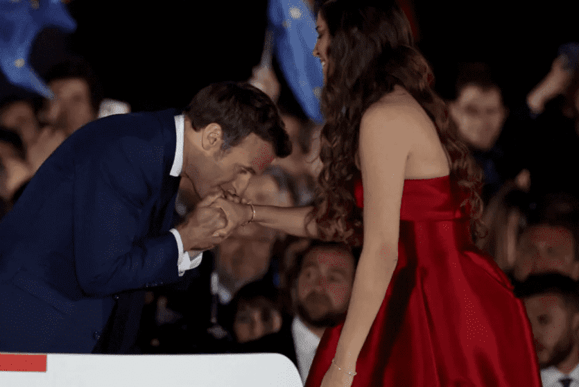 الرئيس الفرنسي إيمانويل ماكرون يقبل يد المصرية فرح الديباني