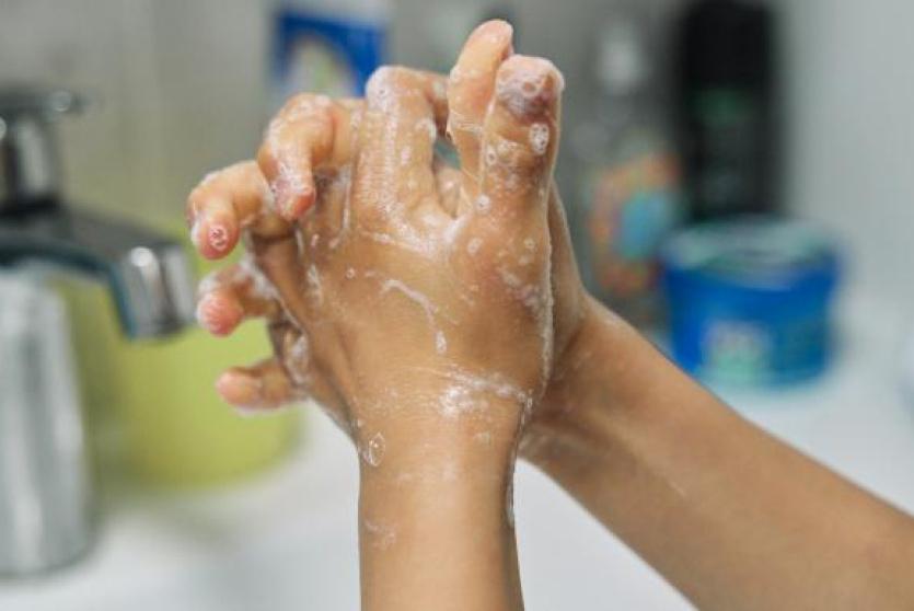 توصية بتعزيز ممارسات النظافة الجيدة، وخصوصاً غسل الأيدي وتنظيف الأسطح