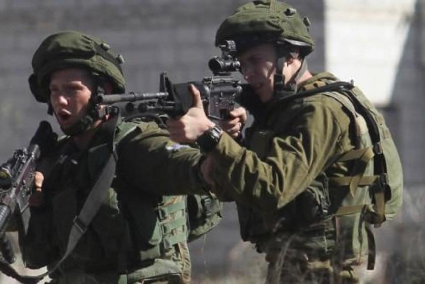 جنود الاحتلال يطلقون الرصاص الحي باتجاه الفلسطينيين - أرشيف