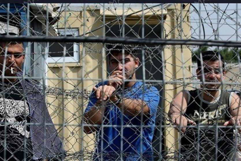 أسري فلسطينيين في احد السجون الاسرائيلية