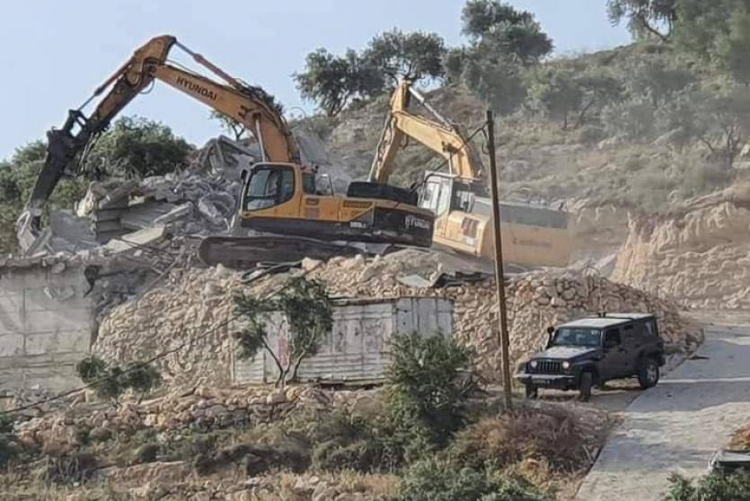 جرافات الاحتلال أثناء هدم منزل قيد الانشاء في بيت دجن صباح اليوم