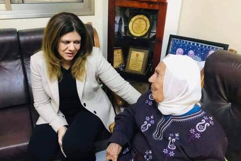 الشهيدة شيرين أبو عاقلة مع المرحومة والدة الأسير كريم يونس