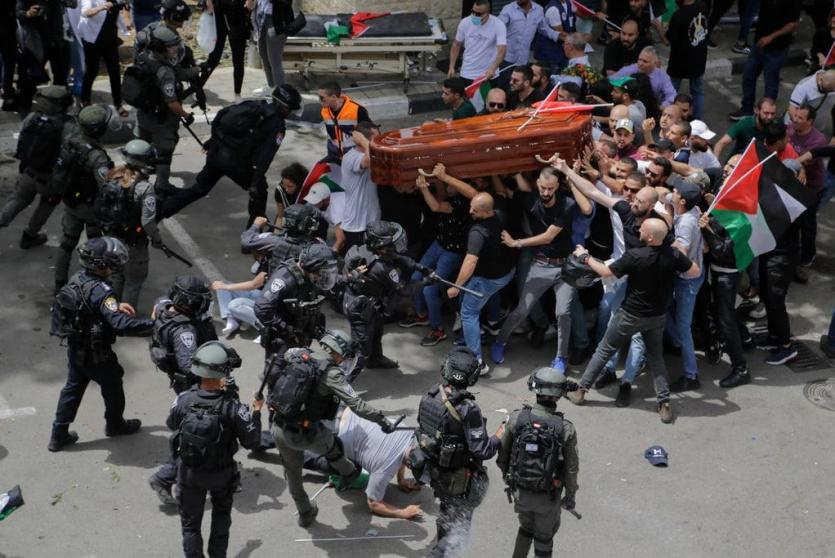 خلال اعتداء قوات الاحتلال على الجنازة
