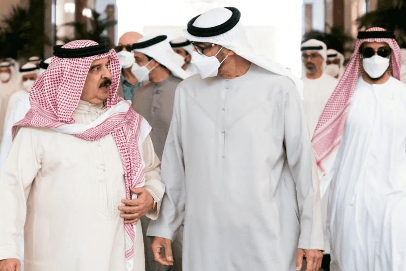 رئيس دولة الإمارات مستقبلا ملك البحرين