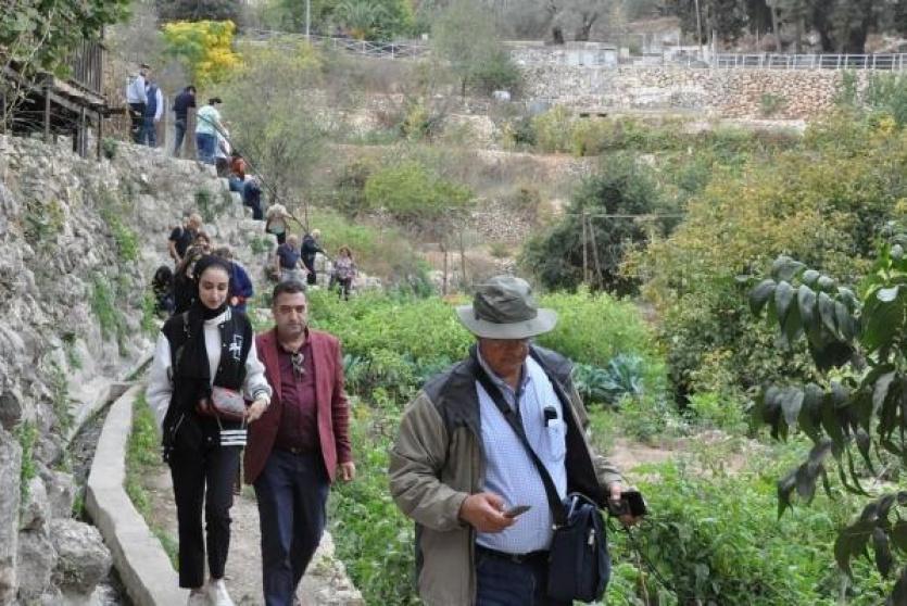 التنقل بالسياح بين البسطات الزراعية التقليدية في بتير