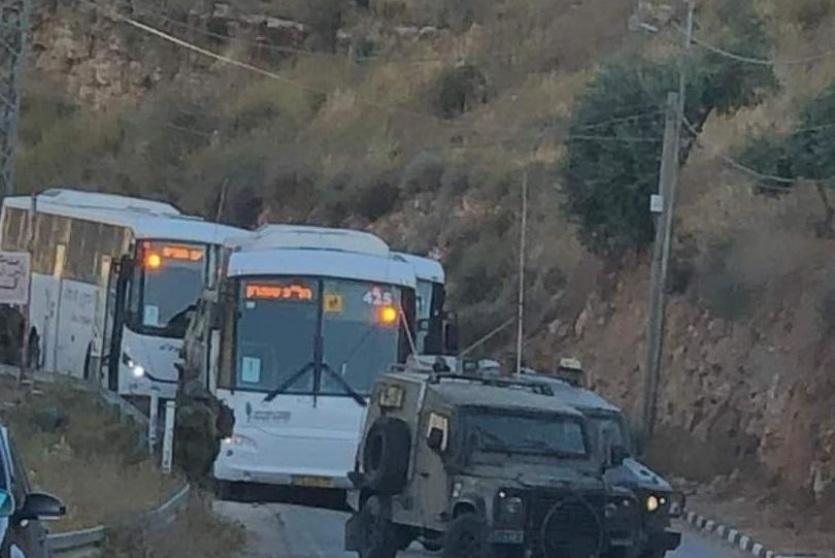 حافلات المستوطنين خلال اقتحام منطقة الباذان بحماية قوات الاحتلال