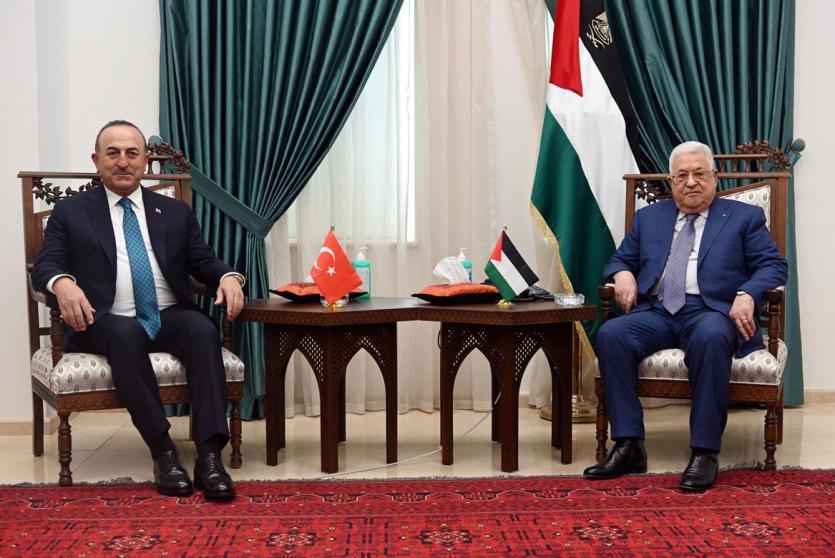 خلال لقاء الرئيس عباس ووزير الخارجية التركي