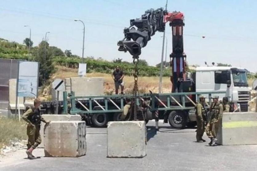 الاحتلال يغلق مدخل - ارشيف 