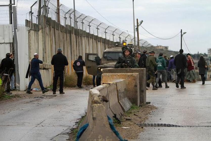 الاحتلال يغلق مداخل بيت أمر لتأمين مسيرة للمستوطنين