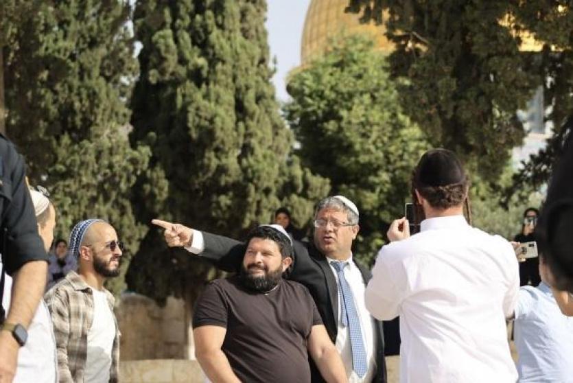 عضو الكنيست المتطرف بن غفير برفقة المستوطنين بباحات المسجد الأقصى