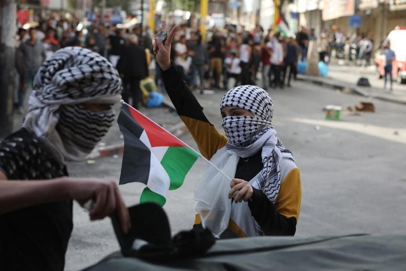 فتاة فلسطينية في مسيرات أمس