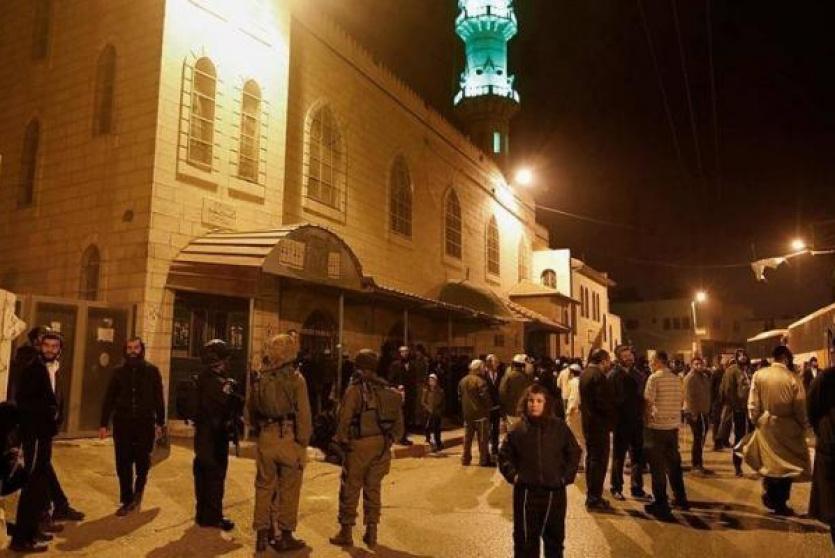 الخليل: إصابات خلال التصدي لاقتحام مئات المستوطنين لمسجد النبي يونس