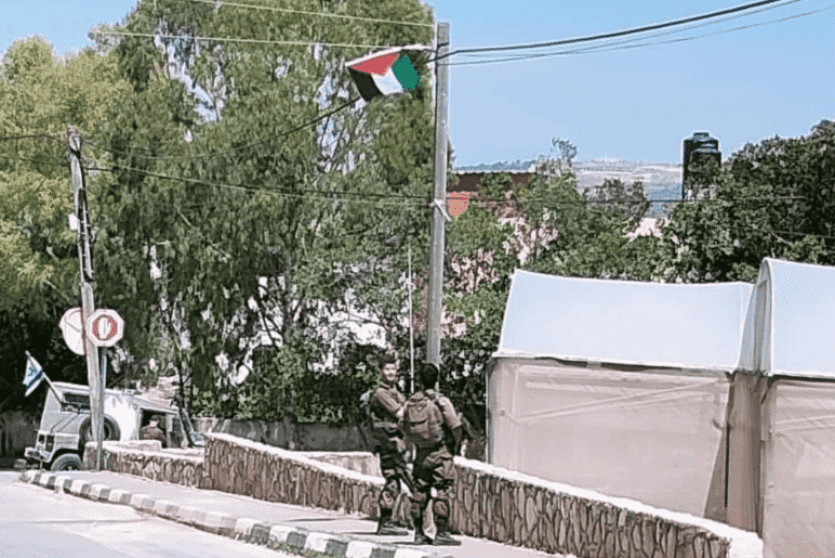 الاحتلال يزيل الأعلام الفلسطينية في قرية شوفة