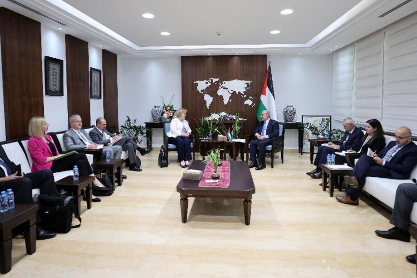  رئيس الوزراء الفلسطيني محمد اشتية خلال استقبله وفدا أميركيا في مكتبه بمدينة رام الله