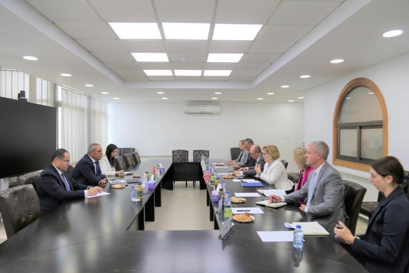 لقاء حسين الشيخ مع الوفد الأميركي برئاسة مساعدة وزير الخارجية باربرا ليف.