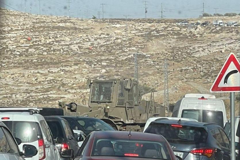 جرافة عسكرية إسرائيلية تغلق مداخل فرعية لبلدة حزما 