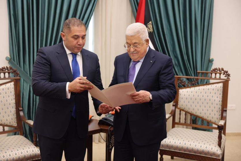 الرئيس عباس والسفير المصري