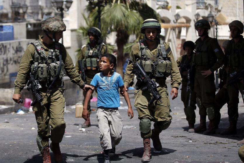 قوات الاحتلال تعتقل طفل - ارشيف 