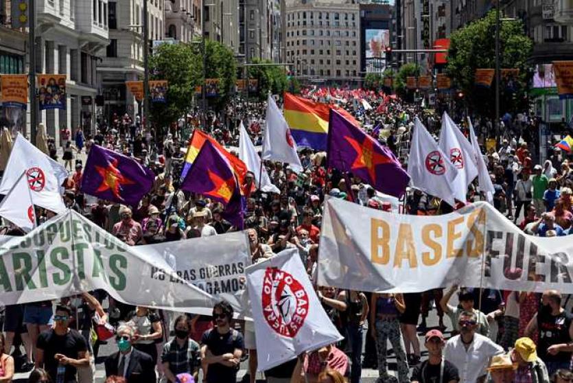 متظاهرون يحملون أعلام الاتحاد السوفياتي السابق في مدريد