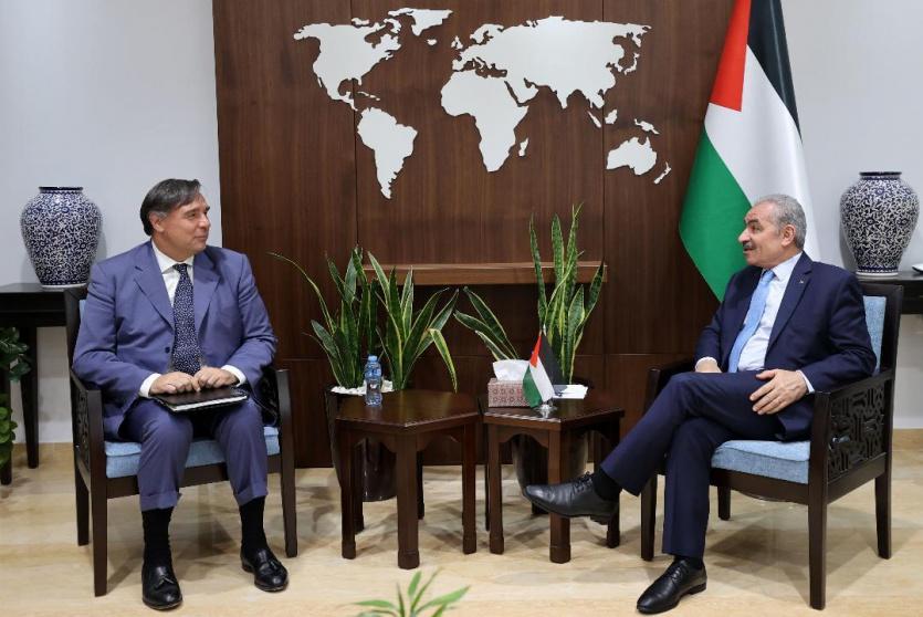 رئيس الوزراء محمد اشتية مع مع نائب رئيس مجموعة البنك الدولي ريكاردو بوليتي