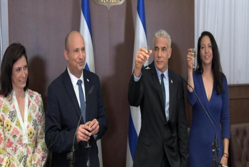 رئيس الوزراء الإسرائيلي المنتهية ولايته نفتالي بينيت مع رئيس الوزراء المقرر يائير لابيد