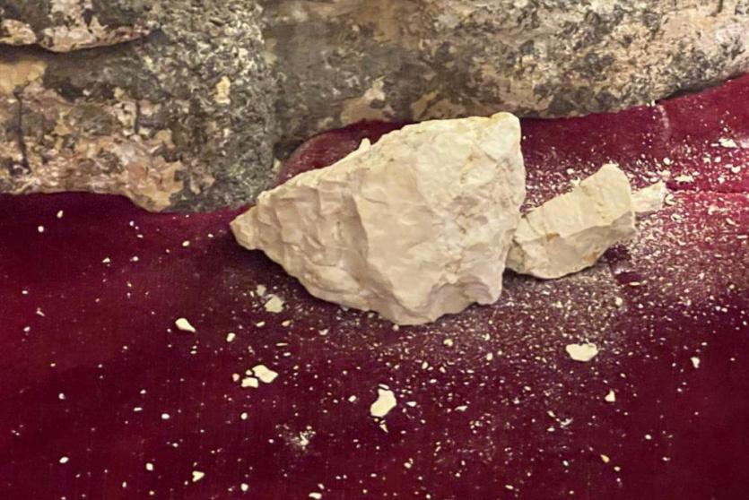 قطعًا من الحجارة تتساقط من أعمدة في المسجد الأقصى