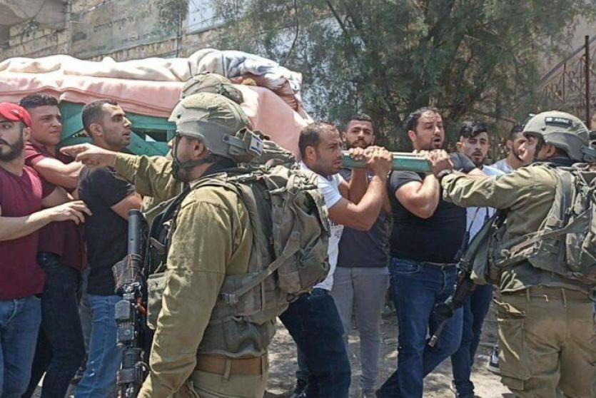 قوات الاحتلال تعتدي على جنازة مواطنة من بلدة بيت أمر