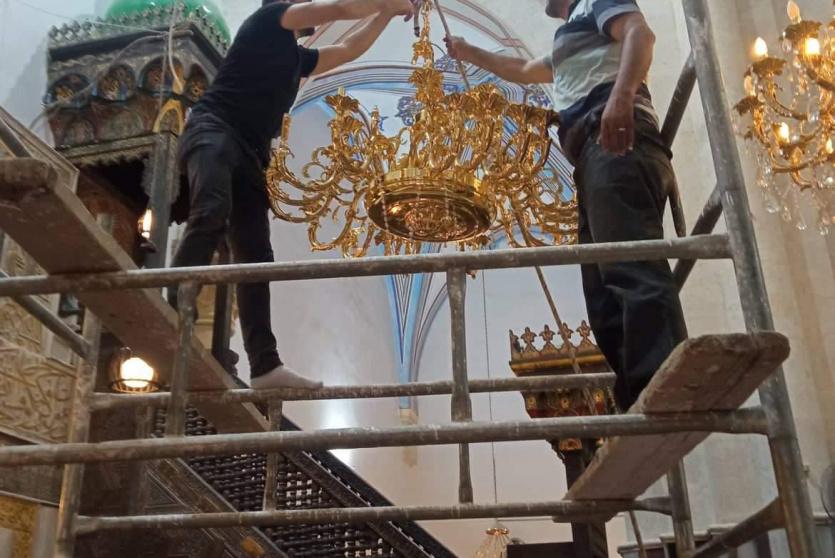 تركيب ثريات داخل الحرم الإبراهيمي في الخليل