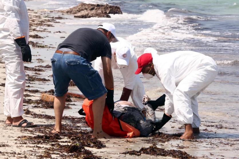 انتشال جثث مهاجرين قرب احدى السواحل - أرشيف