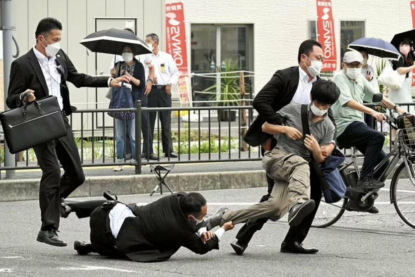 لحظة  إصابة رئيس الوزراء السابق لليابان إثر إطلاق نار 