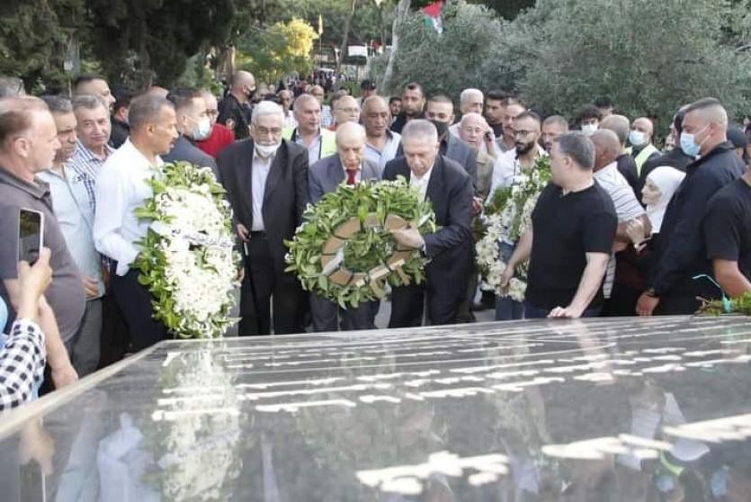 وضع أكاليل من الورد على النصب التذكاري لشهداء الثورة في بيروت